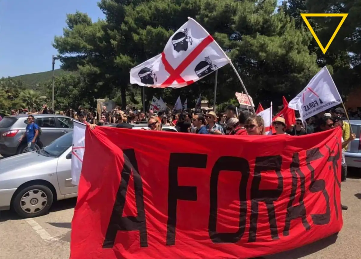 L’orgoglio sardo contro l’occupazione militare: in centinaia in corteo alla base di Teulada