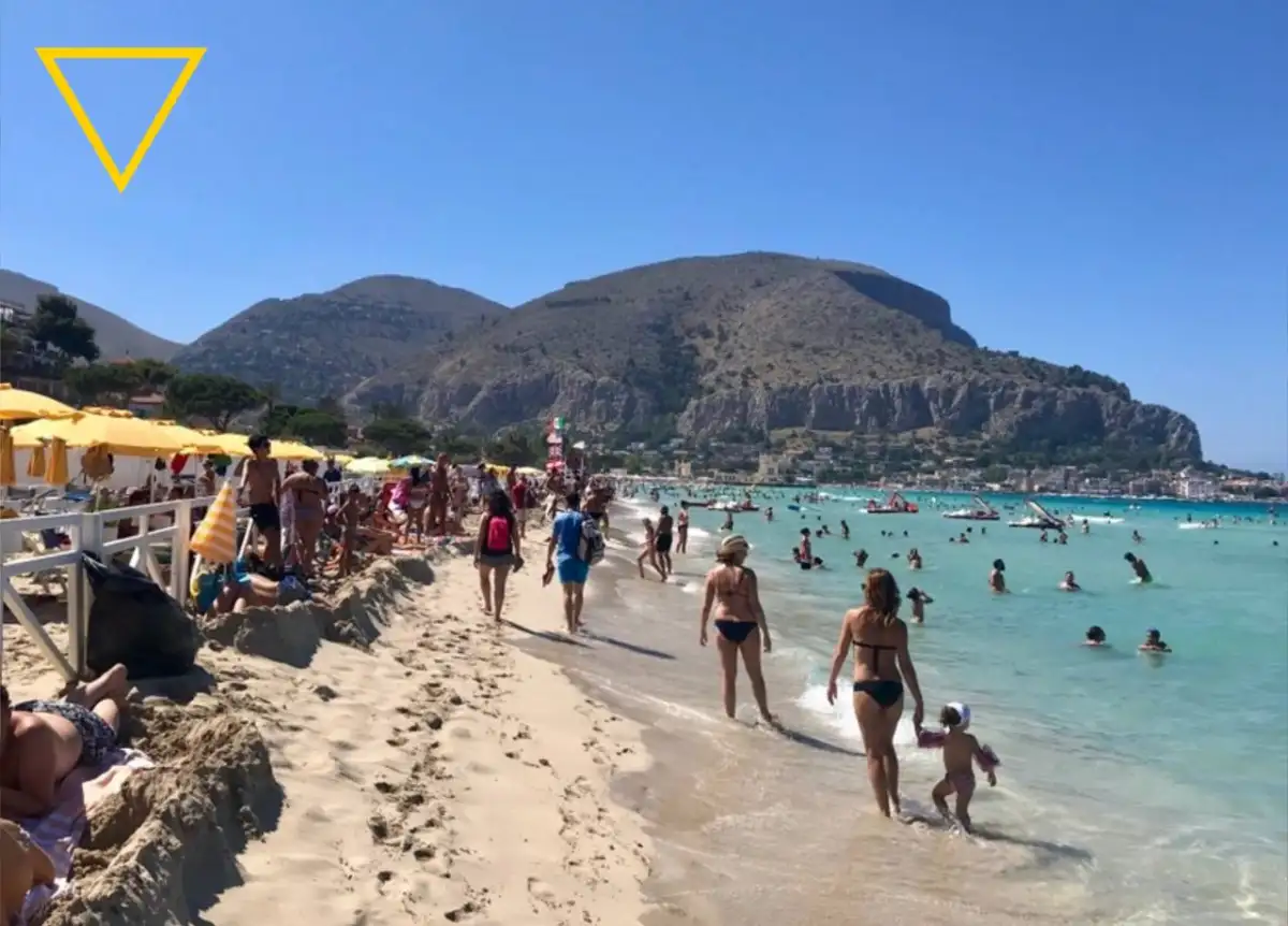 Mondello e il mare rubato ai palermitani