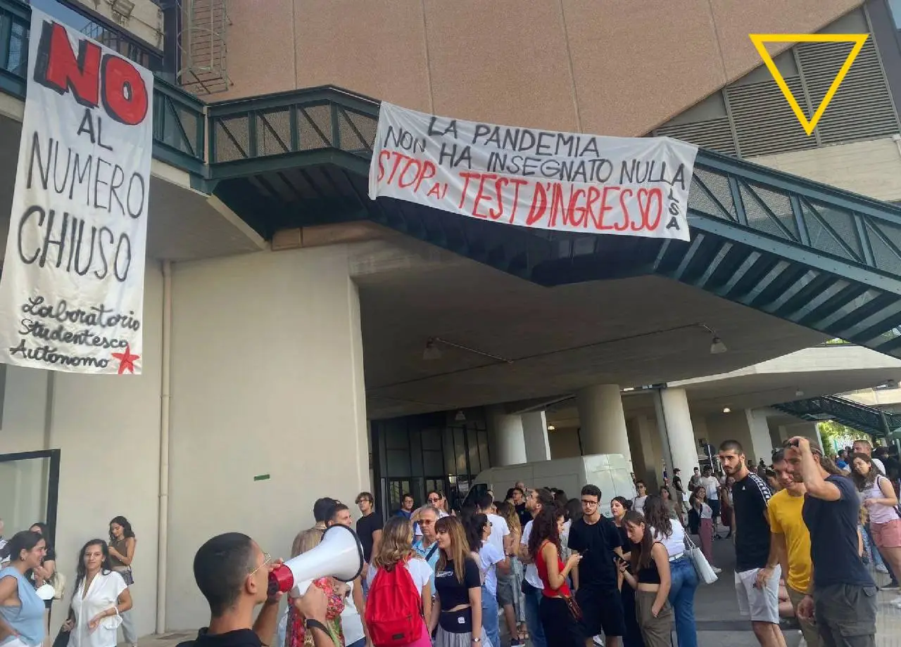 Proteste all’università contro i test d’ingresso a medicina: «la pandemia non ha insegnato nulla»