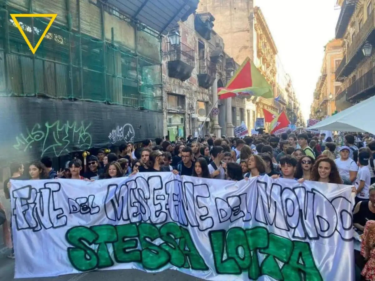 Palermo: centinaia di studenti in marcia per il clima. Stop al caro bollette