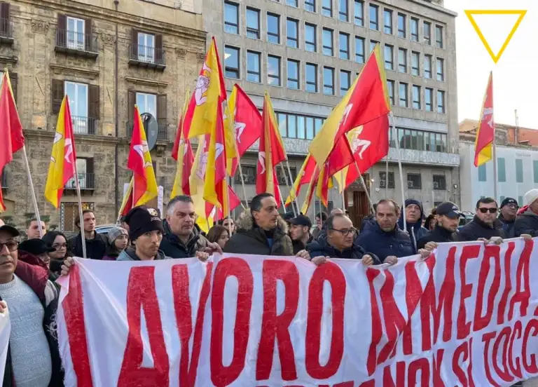 Centinaia di percettori in presidio davanti la Regione. Cori e blocchi stradali