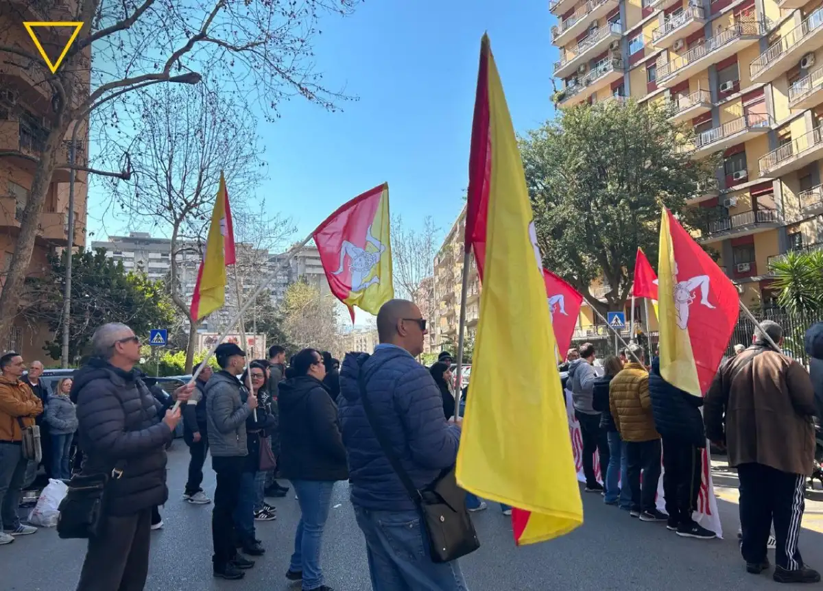 Blocco stradale dei disoccupati in via Trinacria: «il lavoro dov’è?»