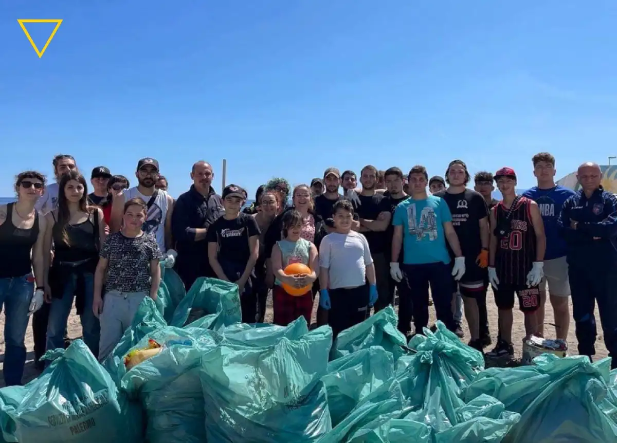 Arenella: gli abitanti del quartiere puliscono la spiaggia