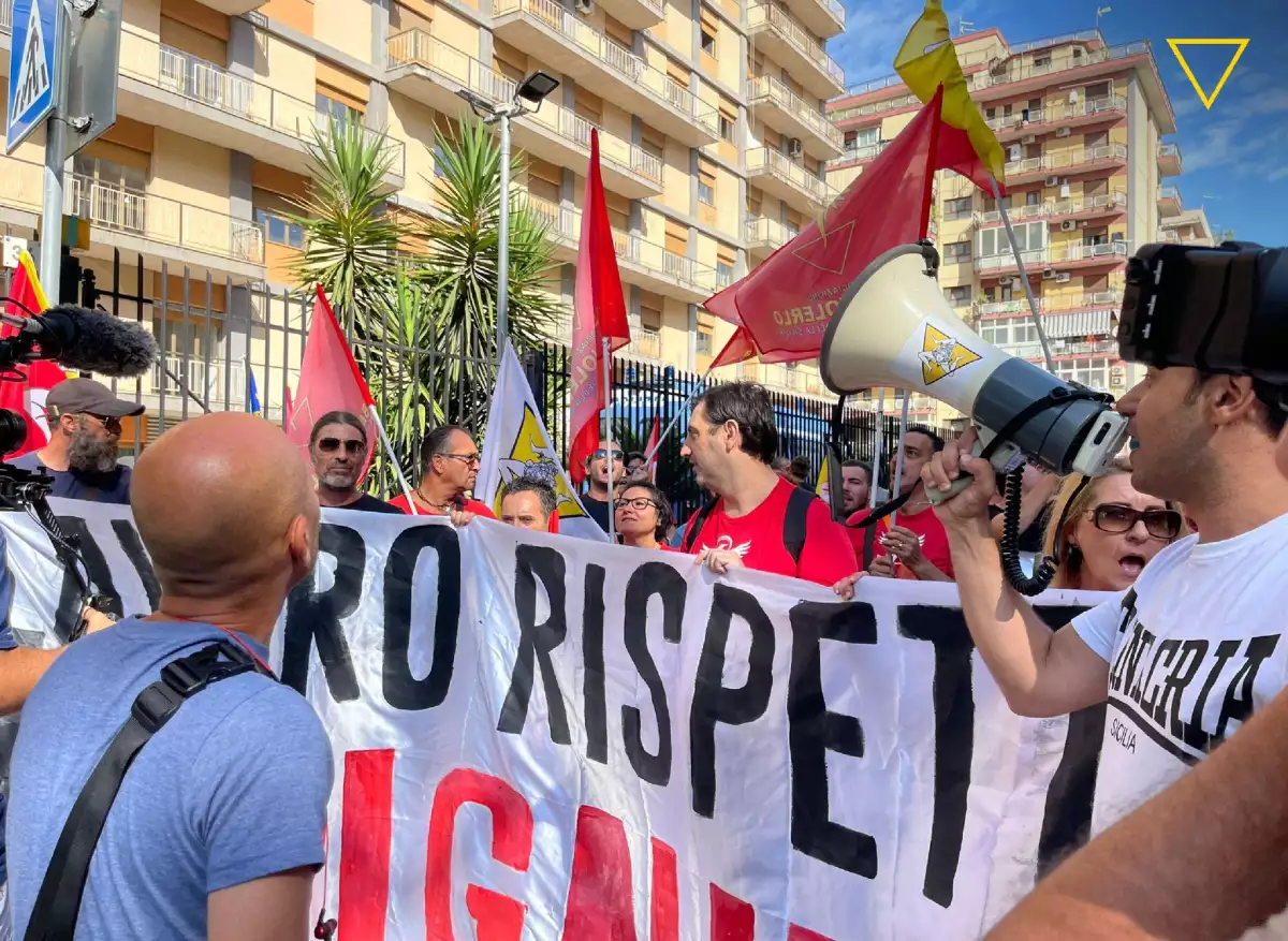 Tafferugli tra disoccupati e polizia davanti l’assessorato al lavoro