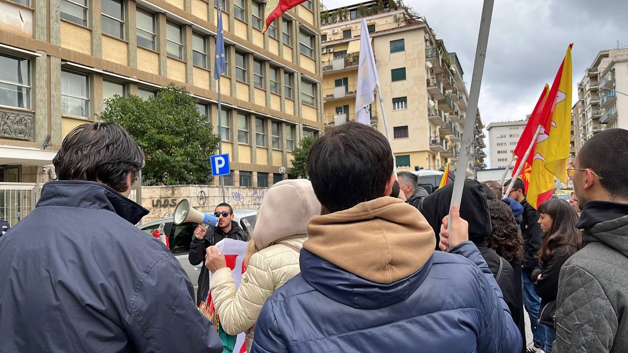 Sit-in dei disoccupati davanti l’Inps: «ancora nessuna notizia sull’Adi»