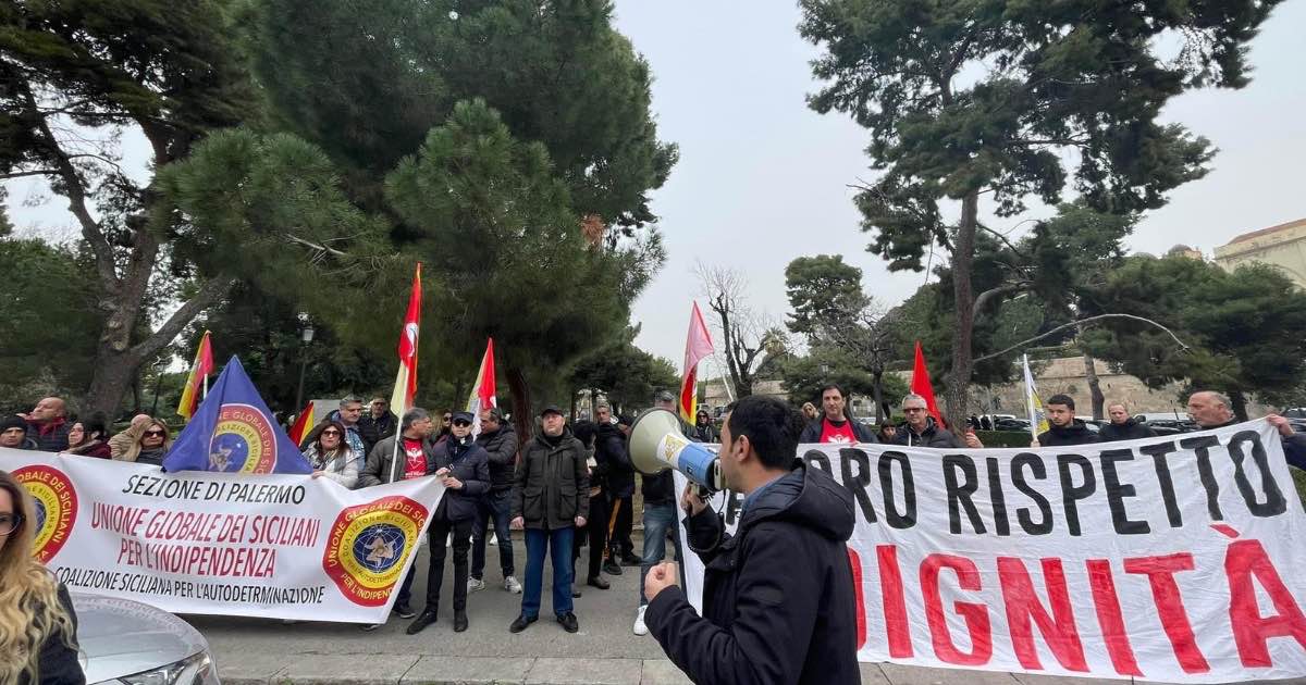 Ex Percettori di RdC in presidio sotto la Regione: «solo 40 offerte di lavoro sulla piattaforma; come dovremmo campare?»