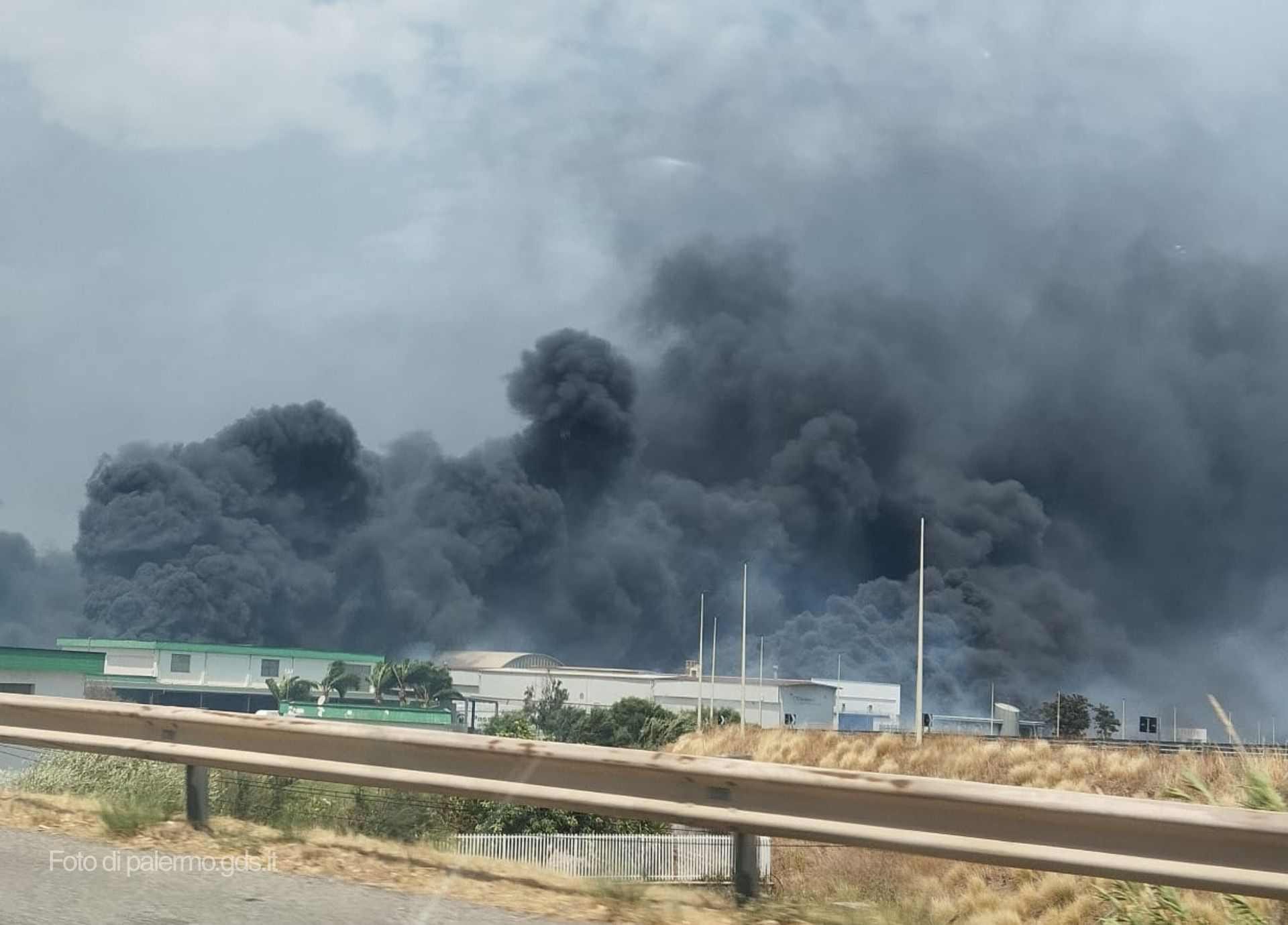 Ancora incendi in Sicilia: colpito il polo industriale di Termini Imerese