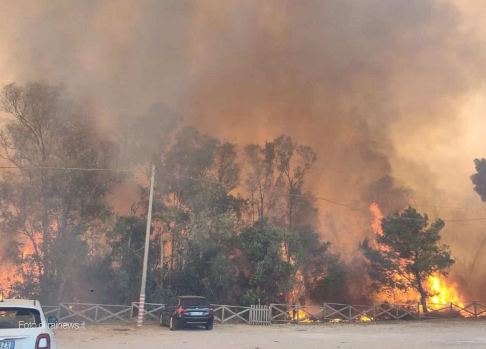 La Sicilia brucia ancora: evacuazioni d’emergenza in tutta l’isola