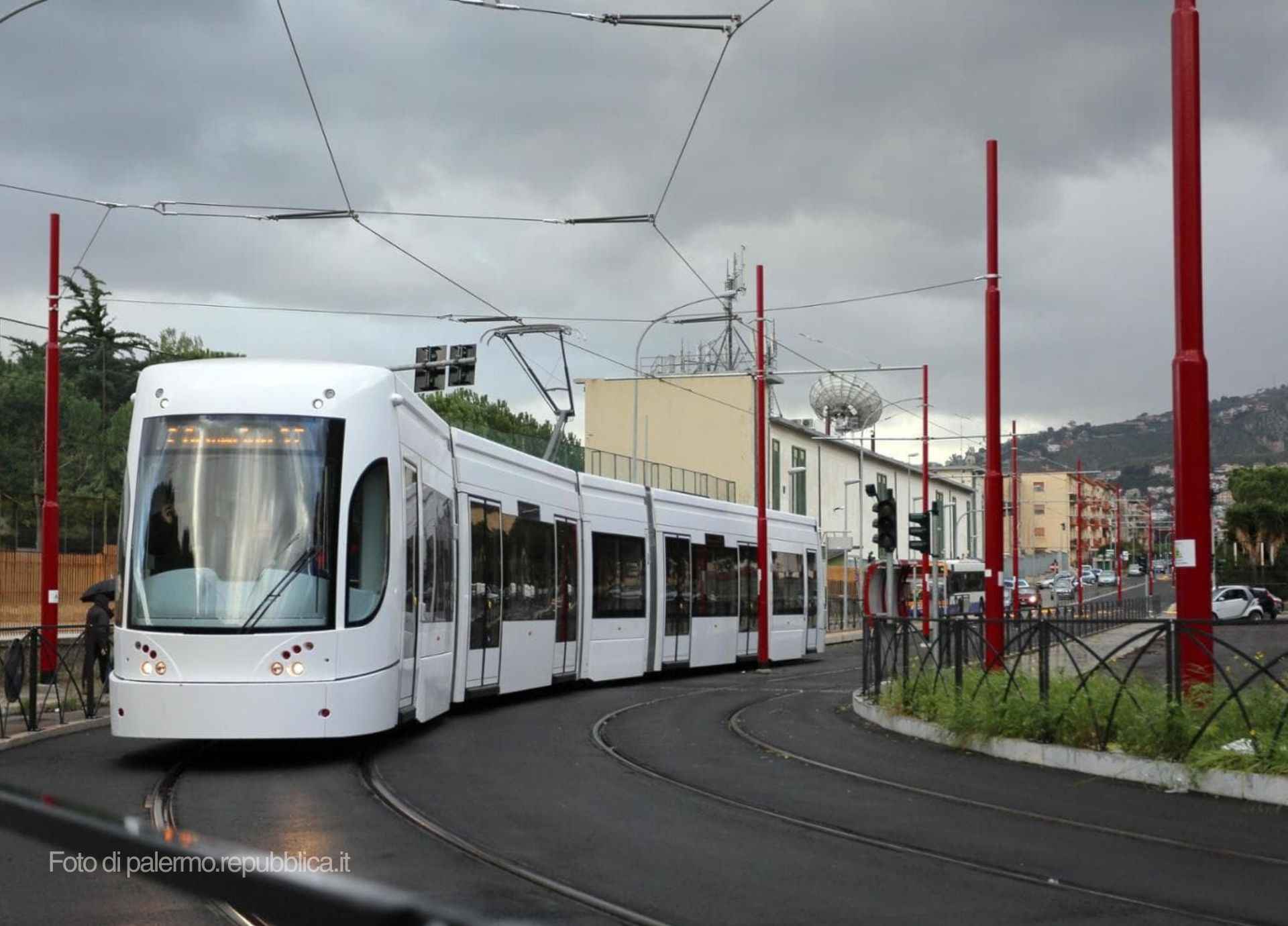 Aspettando il tram a Palermo per altri tre anni